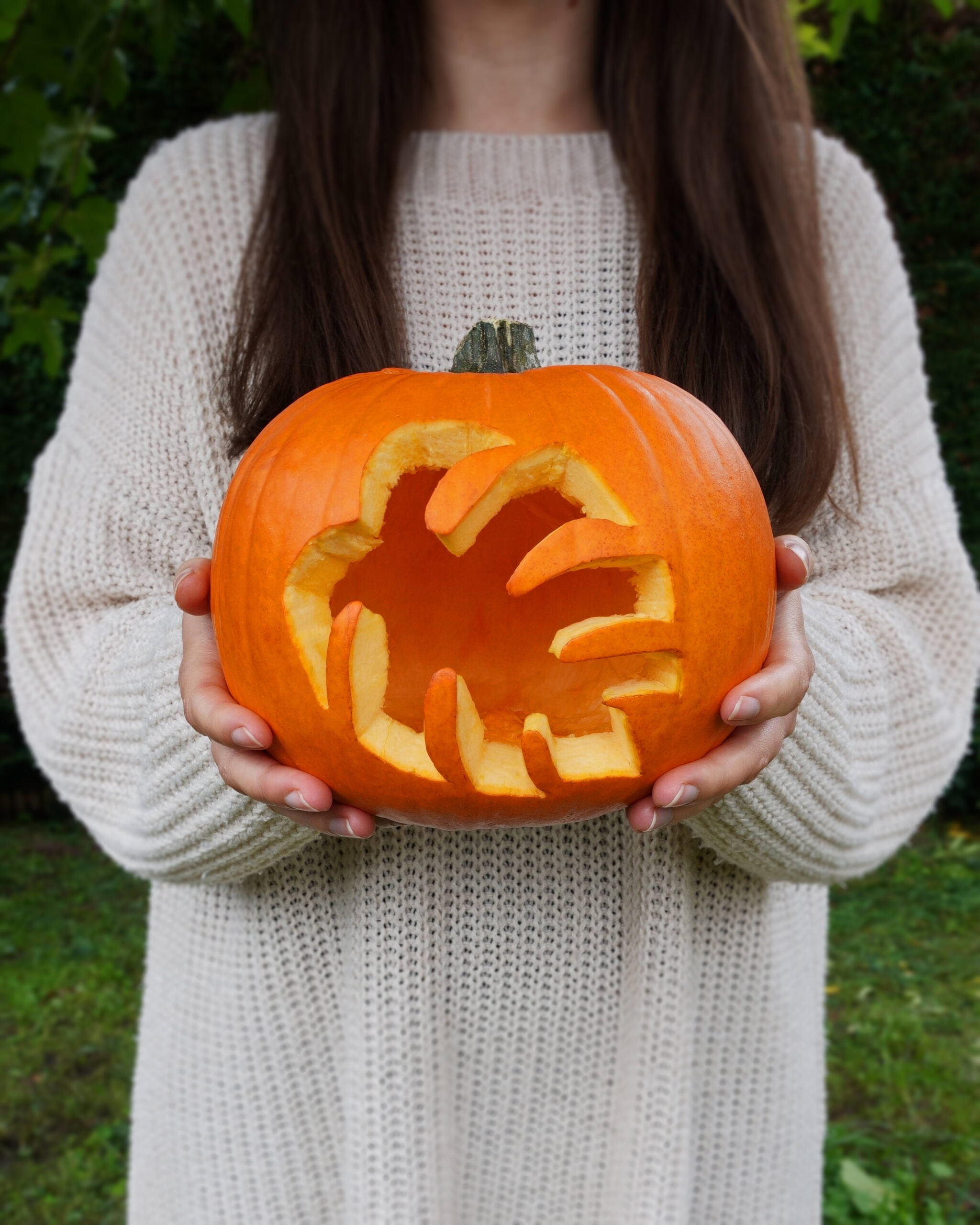 DIY : creuser une citrouille en forme de feuille de monstera pour Halloween