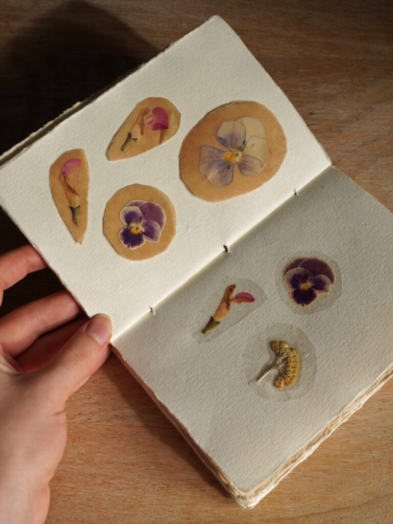 Fabriquer des stickers maison de fleurs séchées