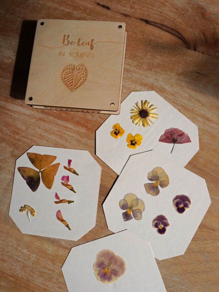 Pressage de fleurs pour créer des autocollants DIY