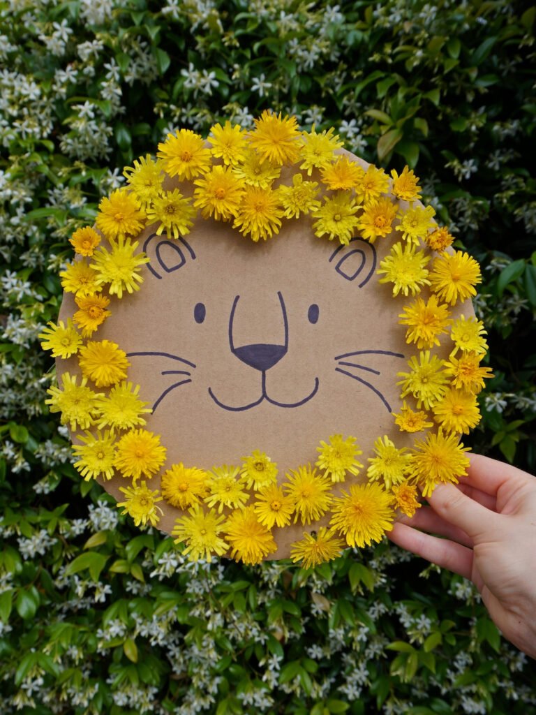 Cueillette de fleurs enfants lion en carton