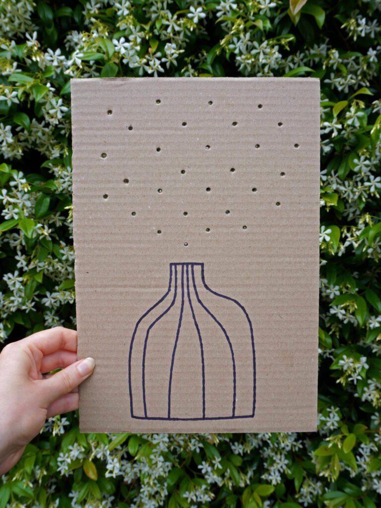 DIY vase en carton pour cueillir des fleurs
