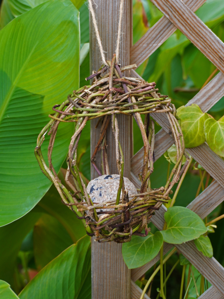 DIY vannerie sauvage comment fabriquer une mangeoire à oiseaux